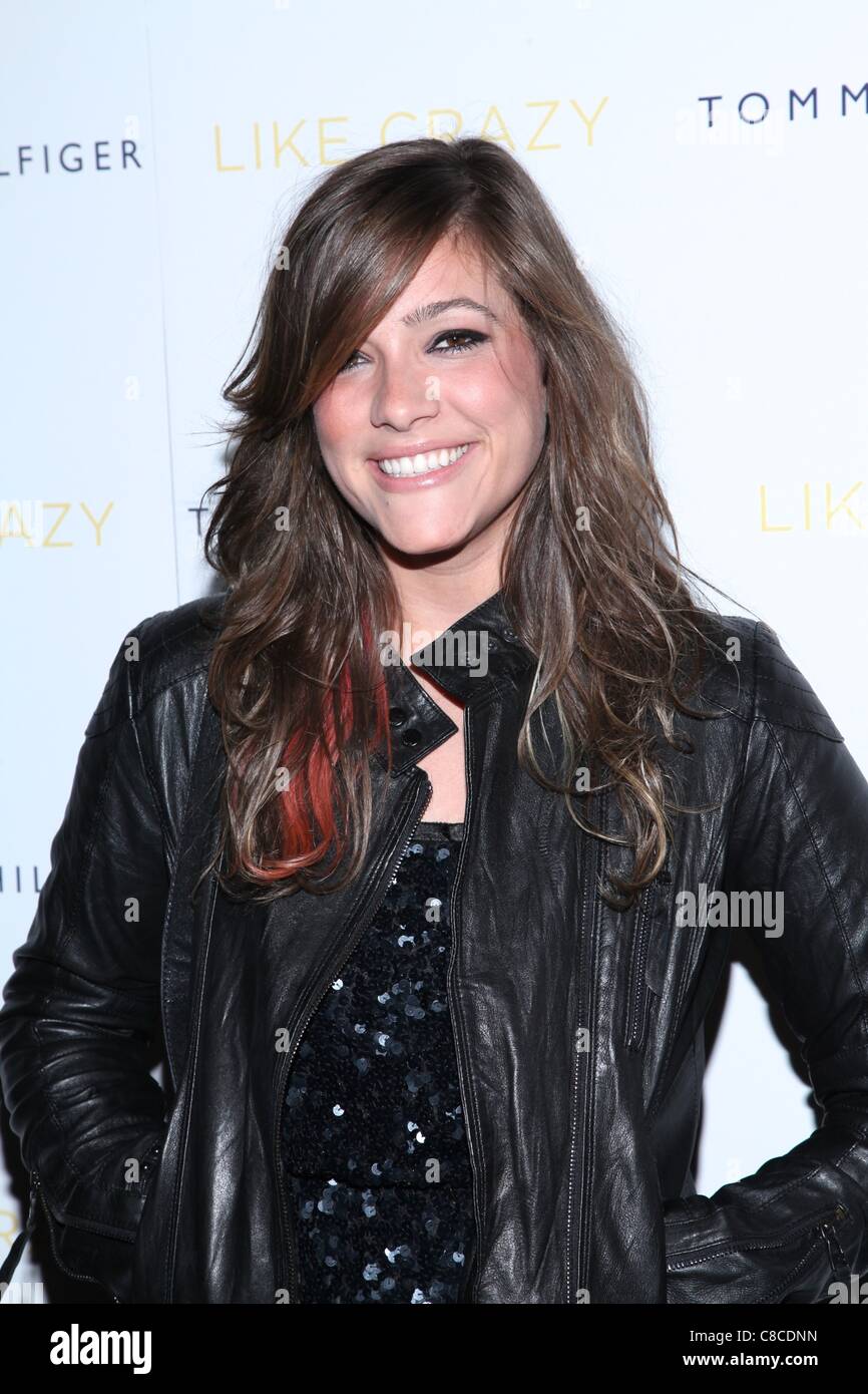 Mia Swier im Ankunftsbereich für wie verrückt Premiere, Landmark Sunshine Theater, New York, NY 18. Oktober 2011. Foto von: Andres Otero/Everett Collection Stockfoto Mia Swier im Ankunftsbereich für wie verrückt Premiere, Landmark Sunshine Theater, New York, NY 18. Oktober 2011. Foto von: Andres Otero/Everett Collection Stockfoto