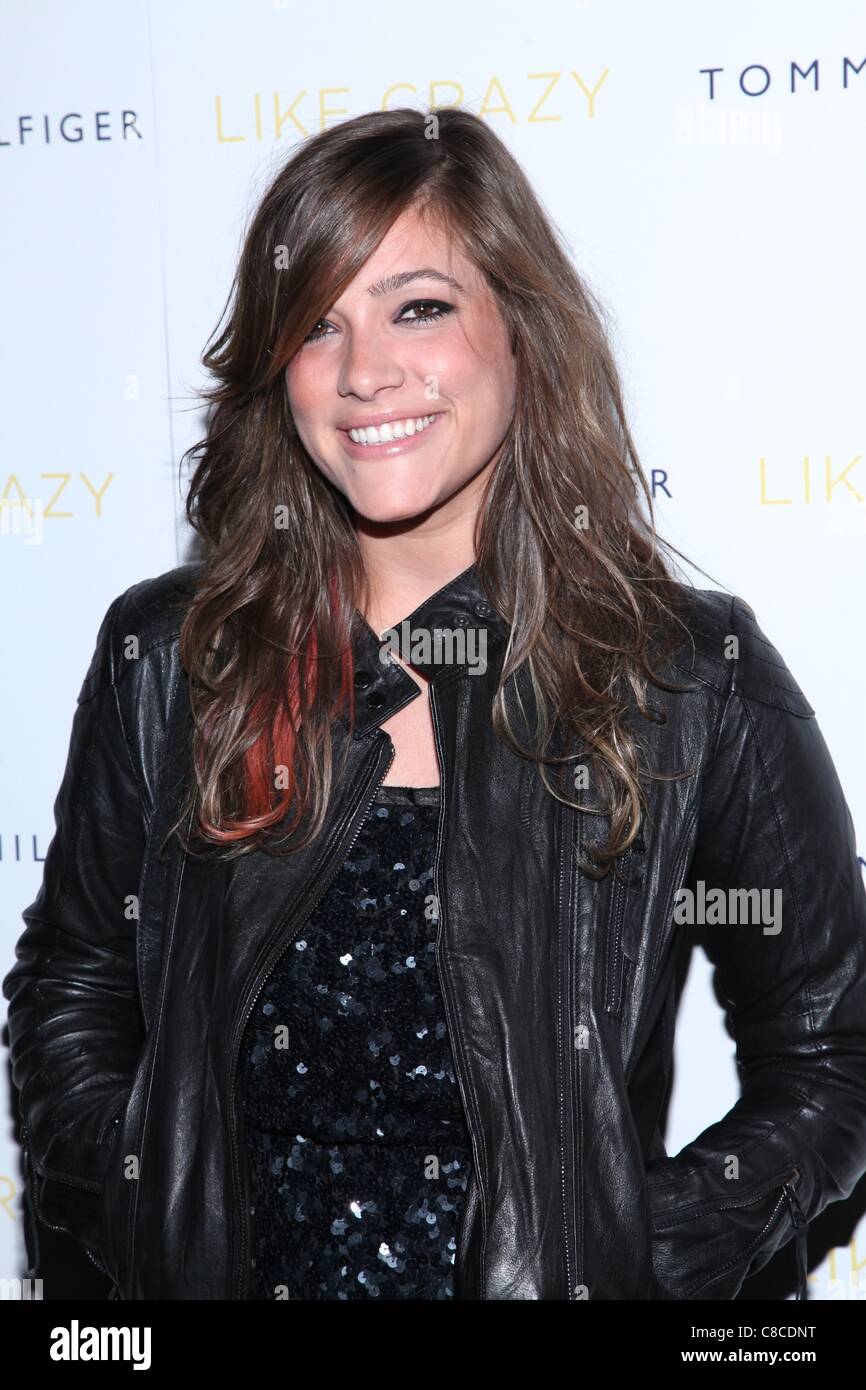 Mia Swier im Ankunftsbereich für wie verrückt Premiere, Landmark Sunshine Theater, New York, NY 18. Oktober 2011. Foto von: Andres Otero/Everett Collection Stockfoto Mia Swier im Ankunftsbereich für wie verrückt Premiere, Landmark Sunshine Theater, New York, NY 18. Oktober 2011. Foto von: Andres Otero/Everett Collection Stockfoto