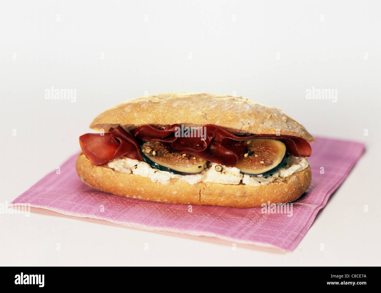 Frischkäse, roher Schinken und Feigen sandwich Stockfoto