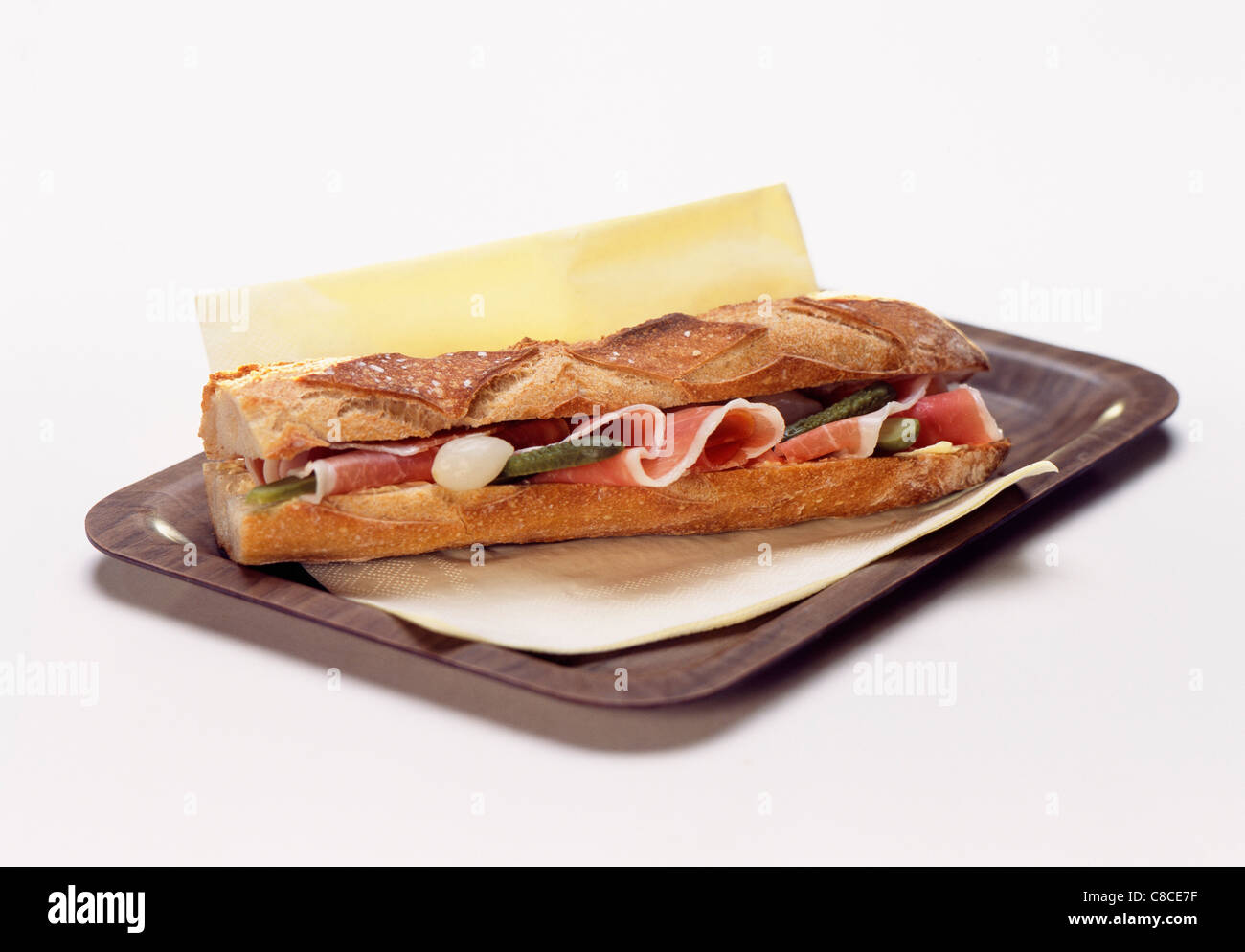 Roher Schinken, eingelegten Zwiebeln und Gurke sandwich Stockfoto