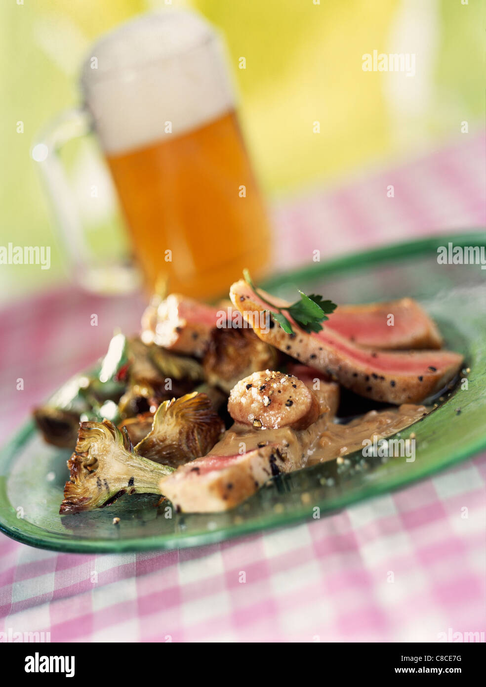 In Scheiben geschnittene Platte von Thunfisch mit Artischockenherzen mit Rindfleisch Knochenmark-Bier-sauce Stockfoto