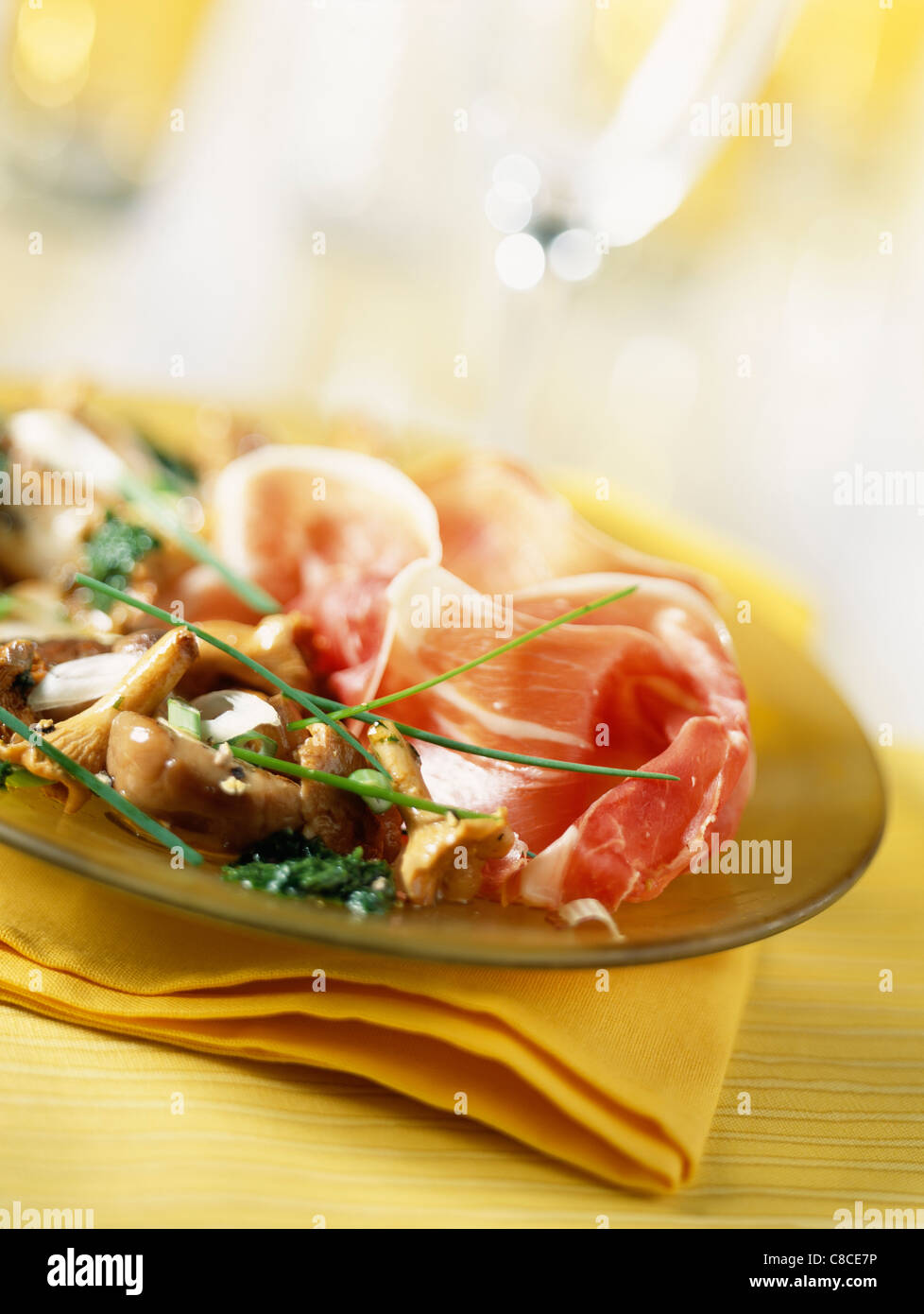 Serrano-Schinken mit Pfifferling-Salat Stockfoto