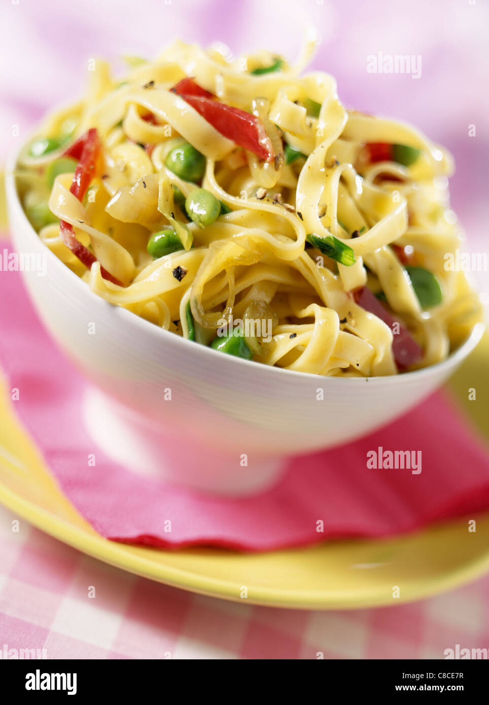 Tagliatelles mit Erbsen und Serrano-Schinken Stockfoto