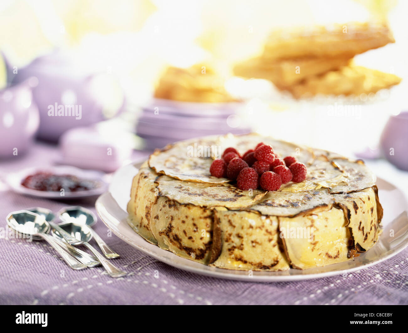 Pfannkuchen und Himbeer Kuchen Stockfoto