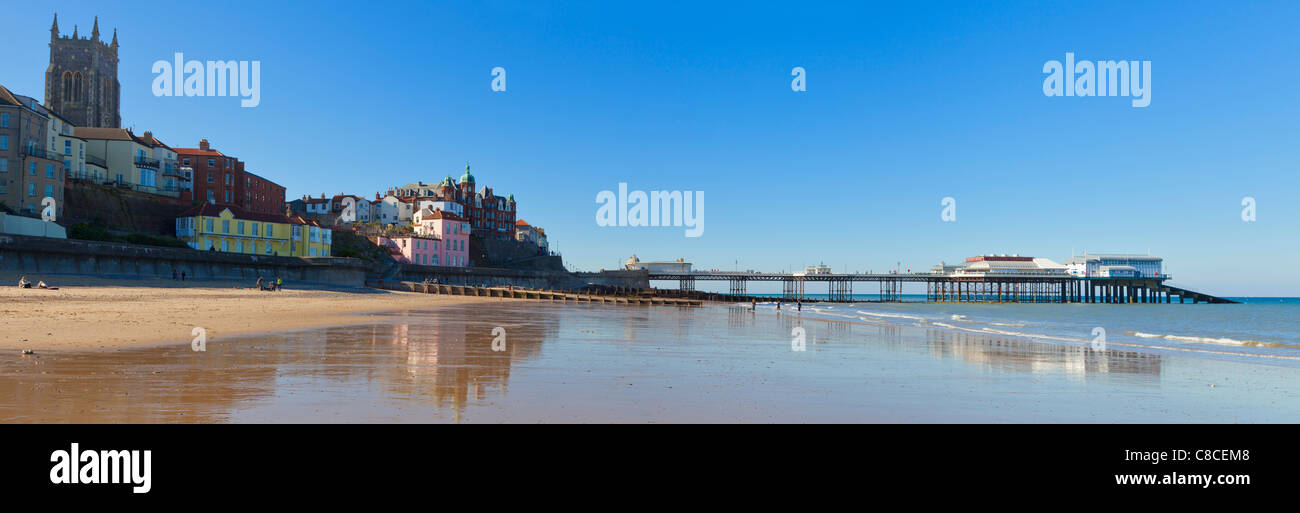 Cromer Pier und Strand mit Reflexionen Norfolk East Anglia England GB Europa Stockfoto