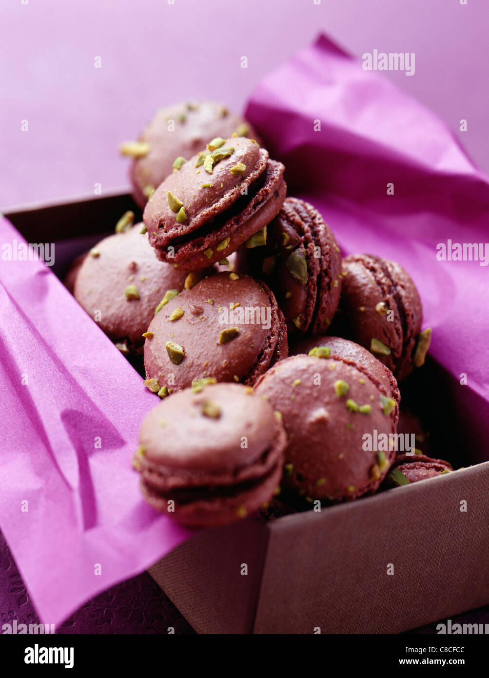 Schokolade, Passionsfrucht und Pistazien-Makronen Stockfoto