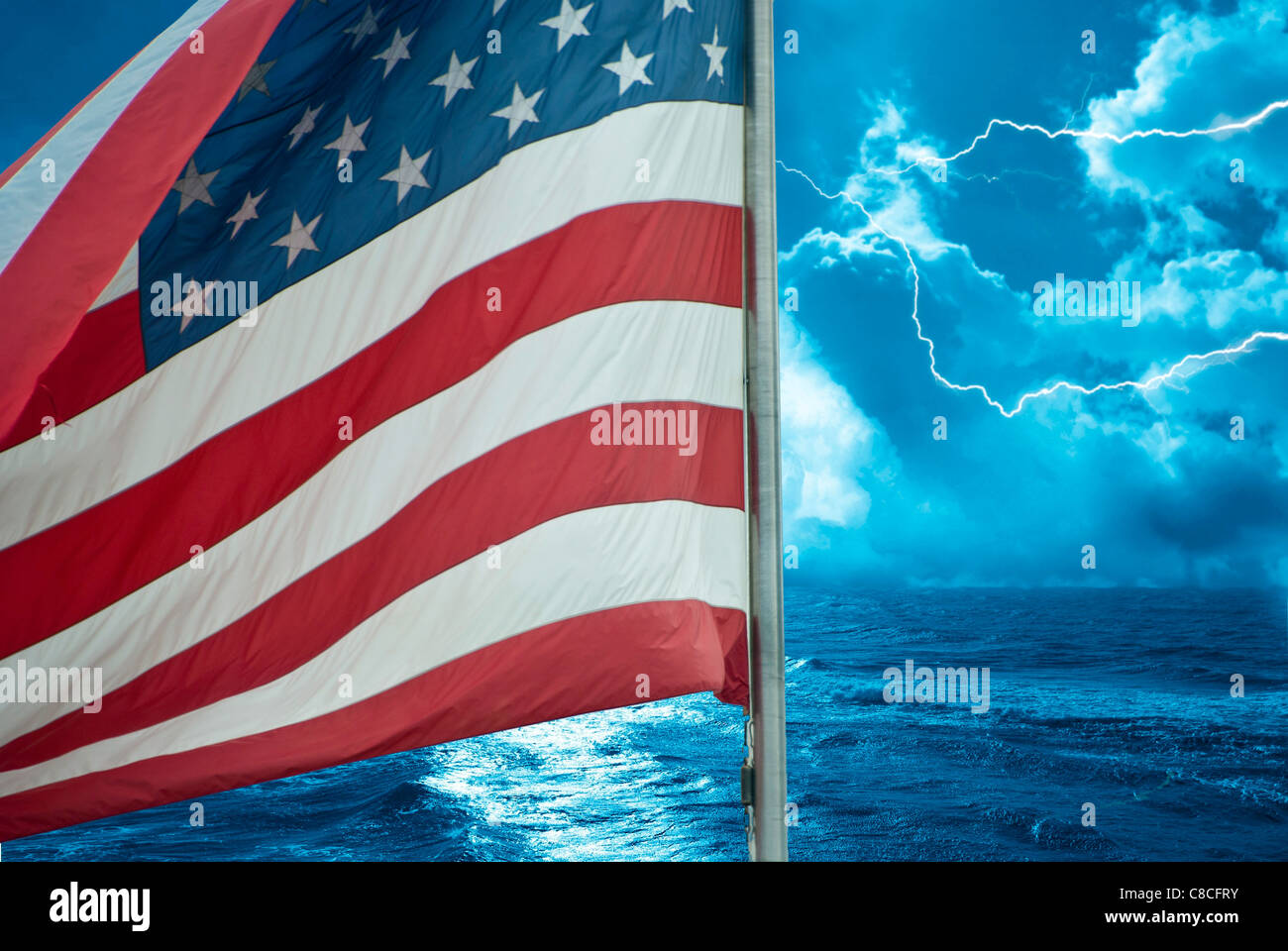 Blitze über amerikanische Flagge, Vereinigte Staaten von Amerika Stockfoto