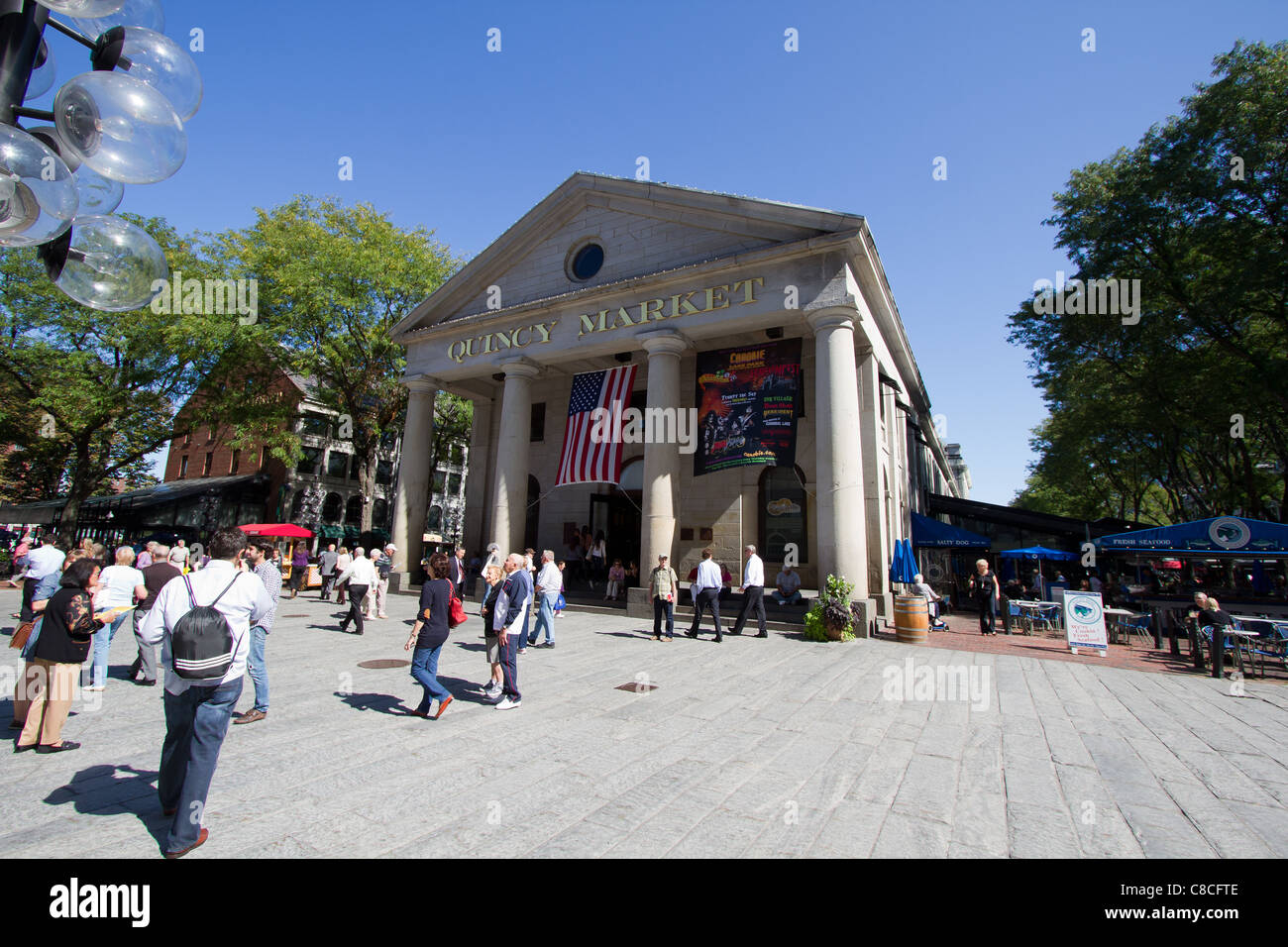 BOSTON - SEPTEMBER 28: Menschen vor dem Quincy Markt im Zentrum von Boston entfernt. Quincy Markt ist voll von Geschäften und Restaurants. Stockfoto