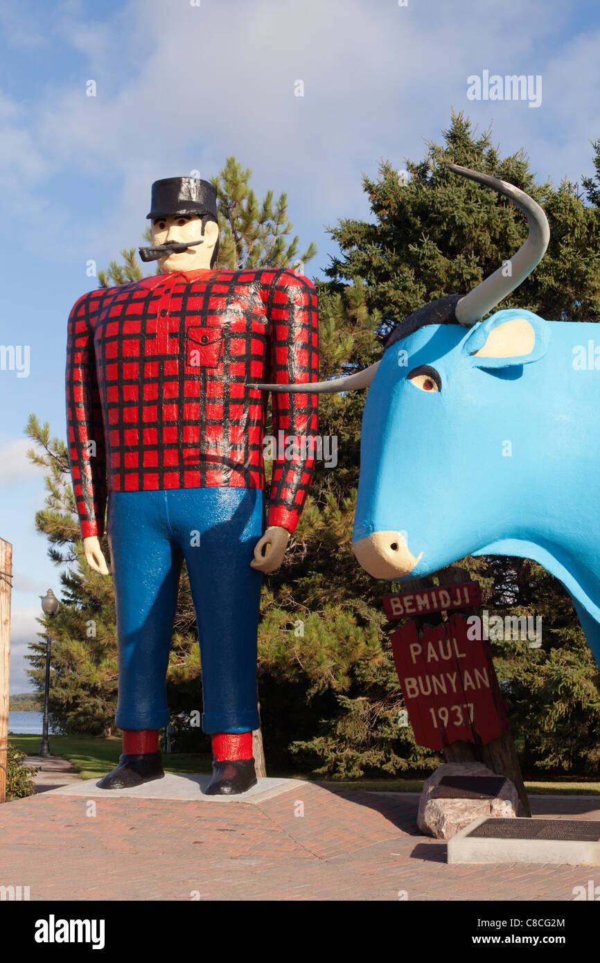 Riesige Statuen von Paul Bunyan und Babe die Blue Ox stehen in der Nähe von Lake Bemidji in Bemidji, Minnesota, USA. Stockfoto