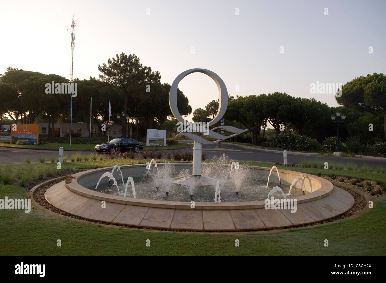 Die großen "Q" Kreisverkehr am Eingang zum Quinta do Lago in der Algarve in Portugal. Stockfoto