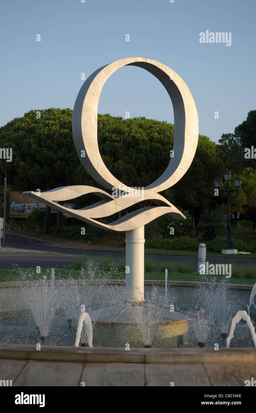 Die großen "Q" Kreisverkehr am Eingang zum Quinta do Lago in der Algarve in Portugal. Stockfoto