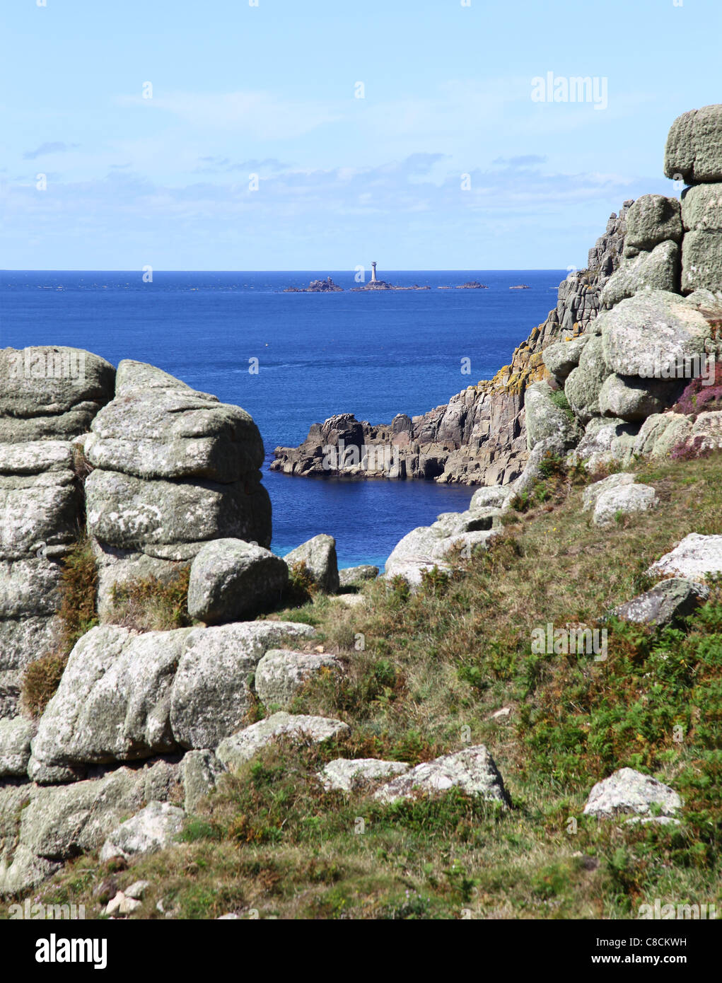 Langschiffe Leuchtturm aus Endland Cornwall England UK durch Felsen auf dem South West Coastal Weg betrachtet Stockfoto