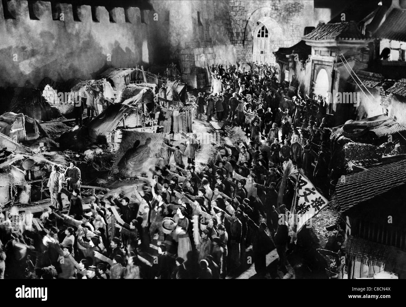 CROWD-SZENE DIE GUTE ERDE (1937) Stockfoto