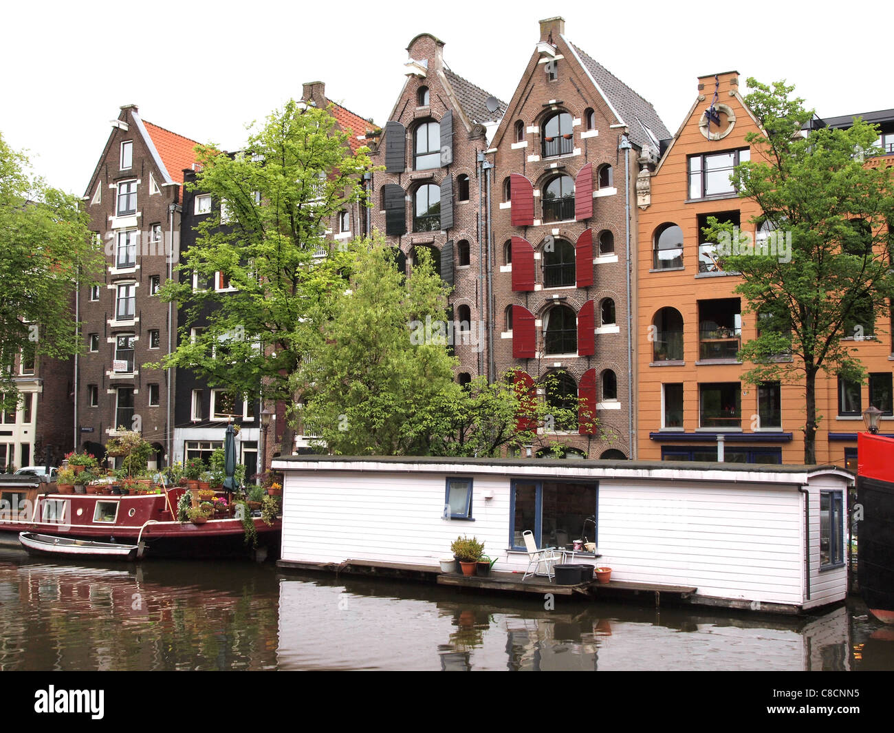 Amsterdam: Haus Boote und Gesamtsicht Häuser Stockfoto