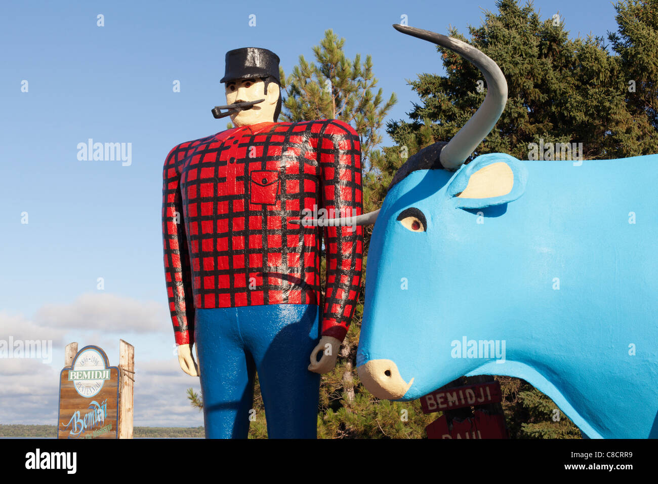 Riesige Statuen von Paul Bunyan und Babe die Blue Ox stehen in der Nähe von Lake Bemidji in Bemidji, Minnesota, USA. Stockfoto