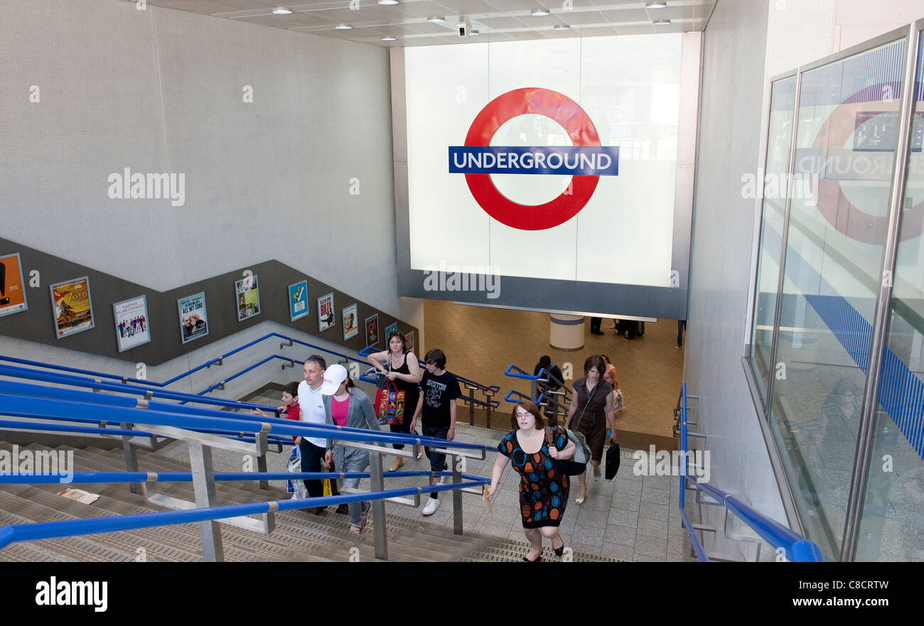 Passagiere, die beim Treppensteigen aus einer Londoner u-Bahn-Station, England. Stockfoto