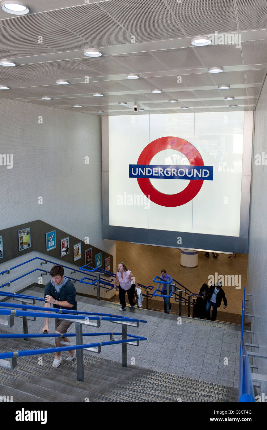 Passagiere, die beim Treppensteigen aus einer Londoner u-Bahn-Station, England. Stockfoto