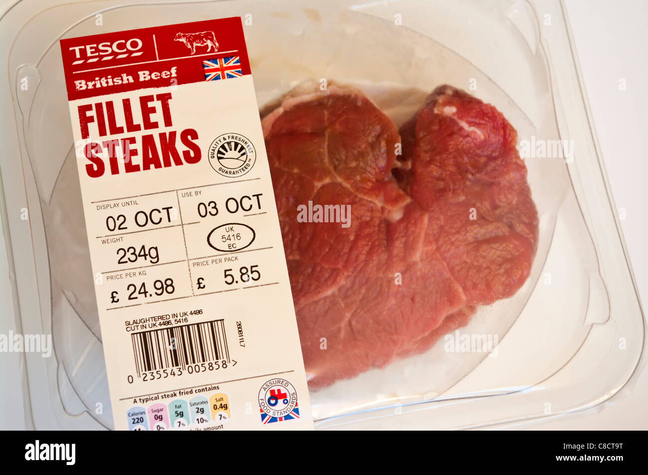 Kennzeichnung auf ein Paket von Tesco Supermarkt roh roh britisches Rindfleisch Filetsteaks Stockfoto