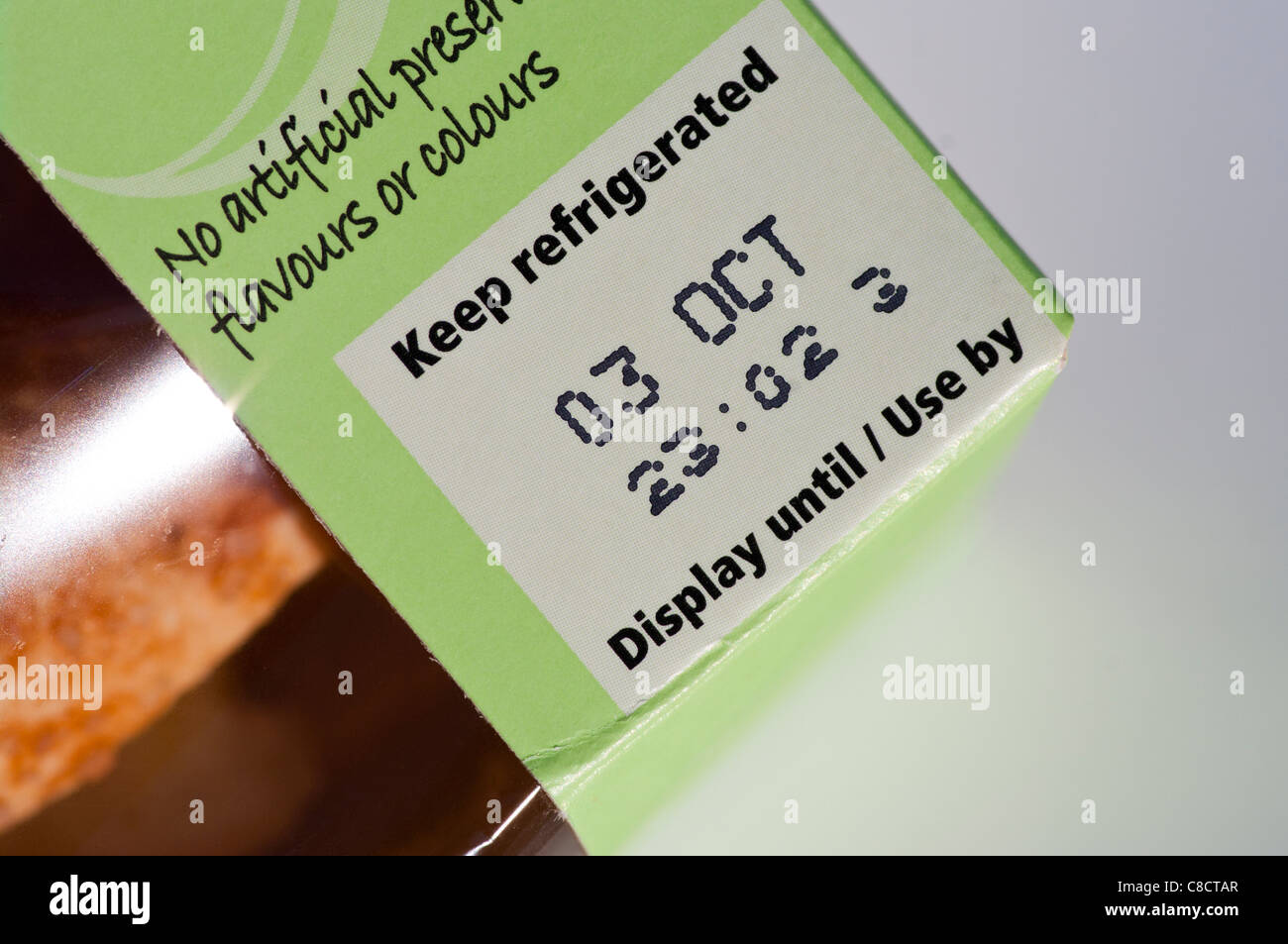 Halten Sie gekühlte Display bis zur Verwendung von Datum Lebensmittelkennzeichnung Label UK Stockfoto