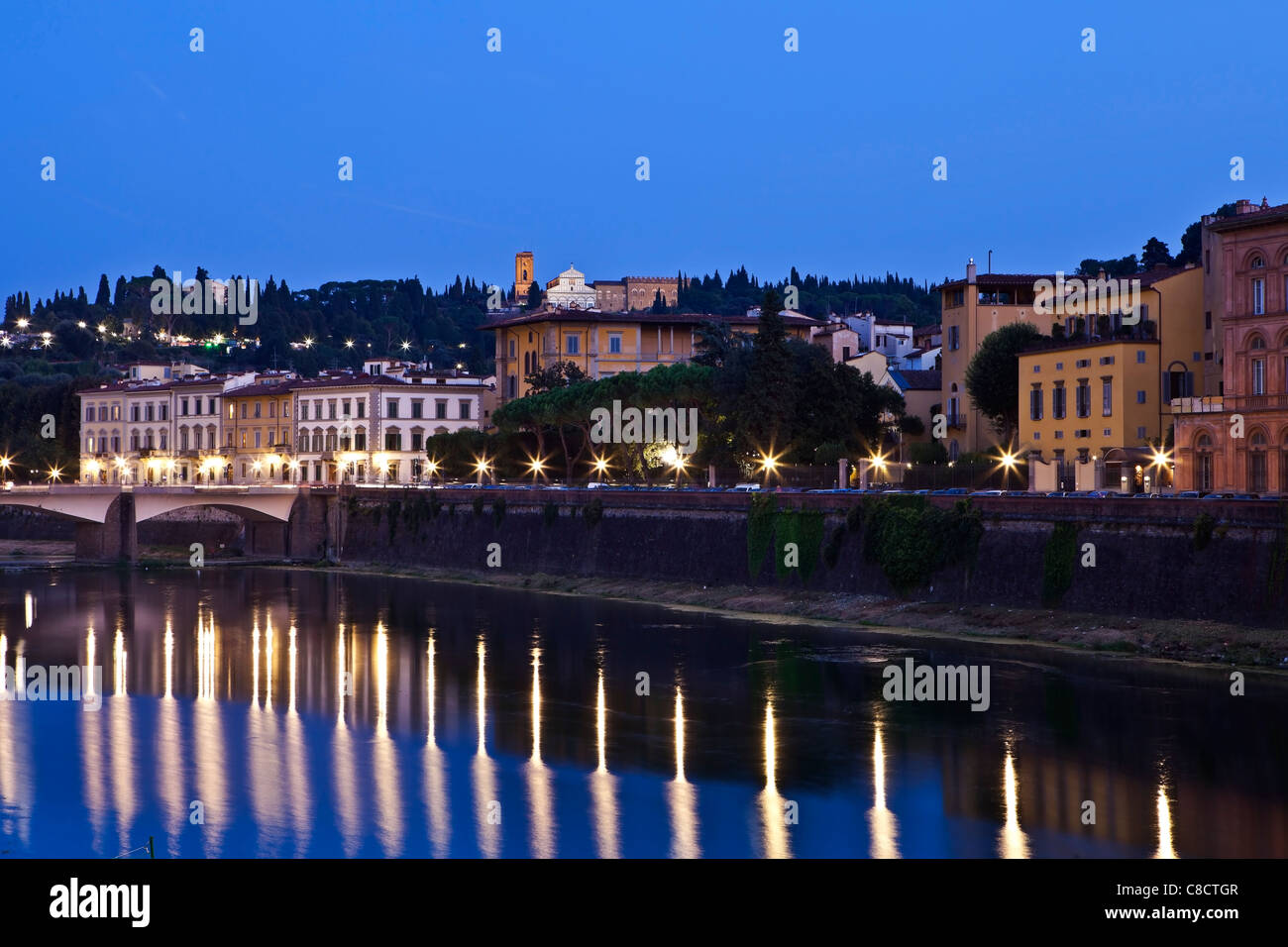 Aussichten für die Nacht am Ufer des Arno in Florenz Stockfoto