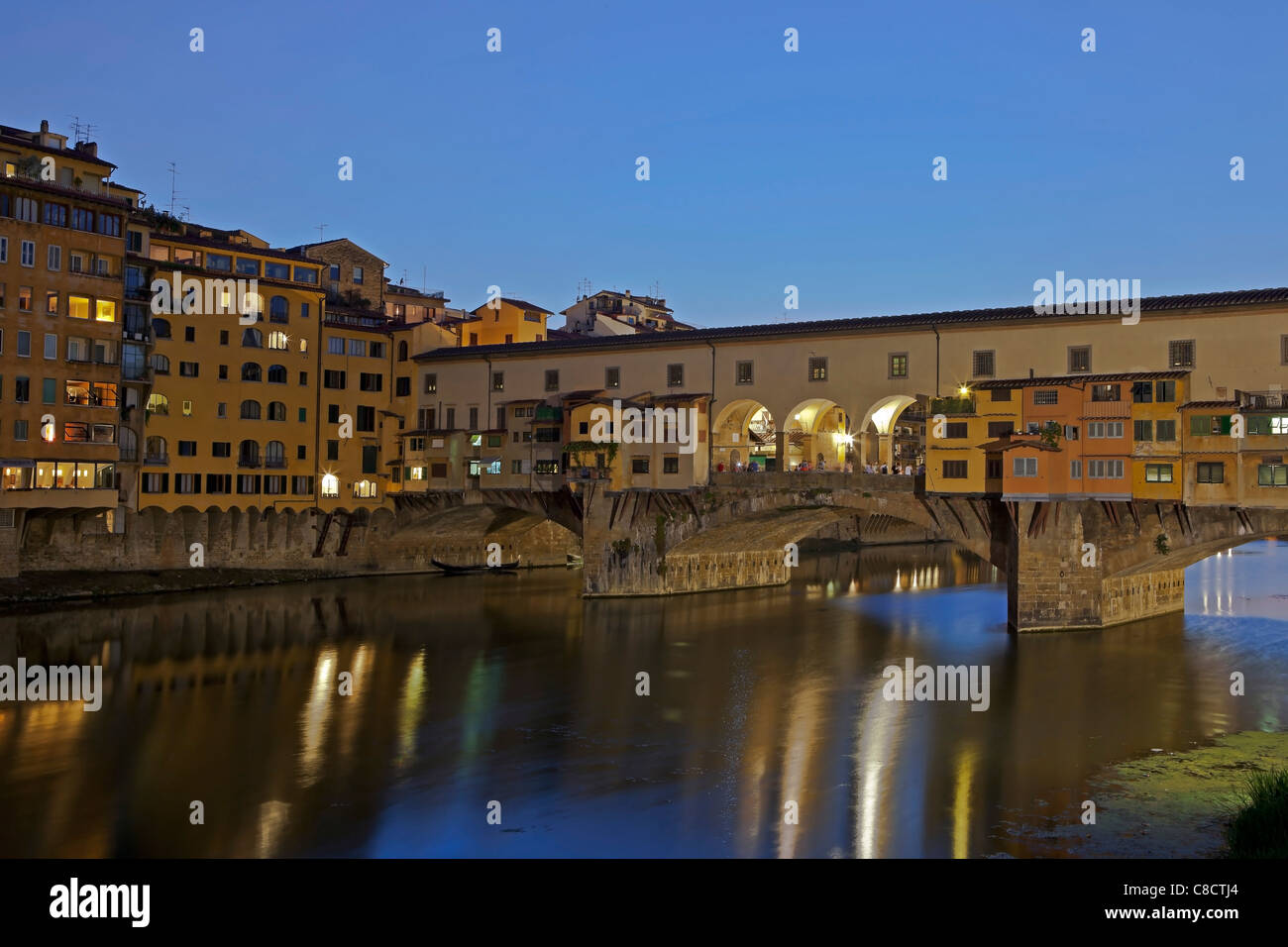 die weltberühmte Ponte Vecchio bei Sonnenuntergang Stockfoto