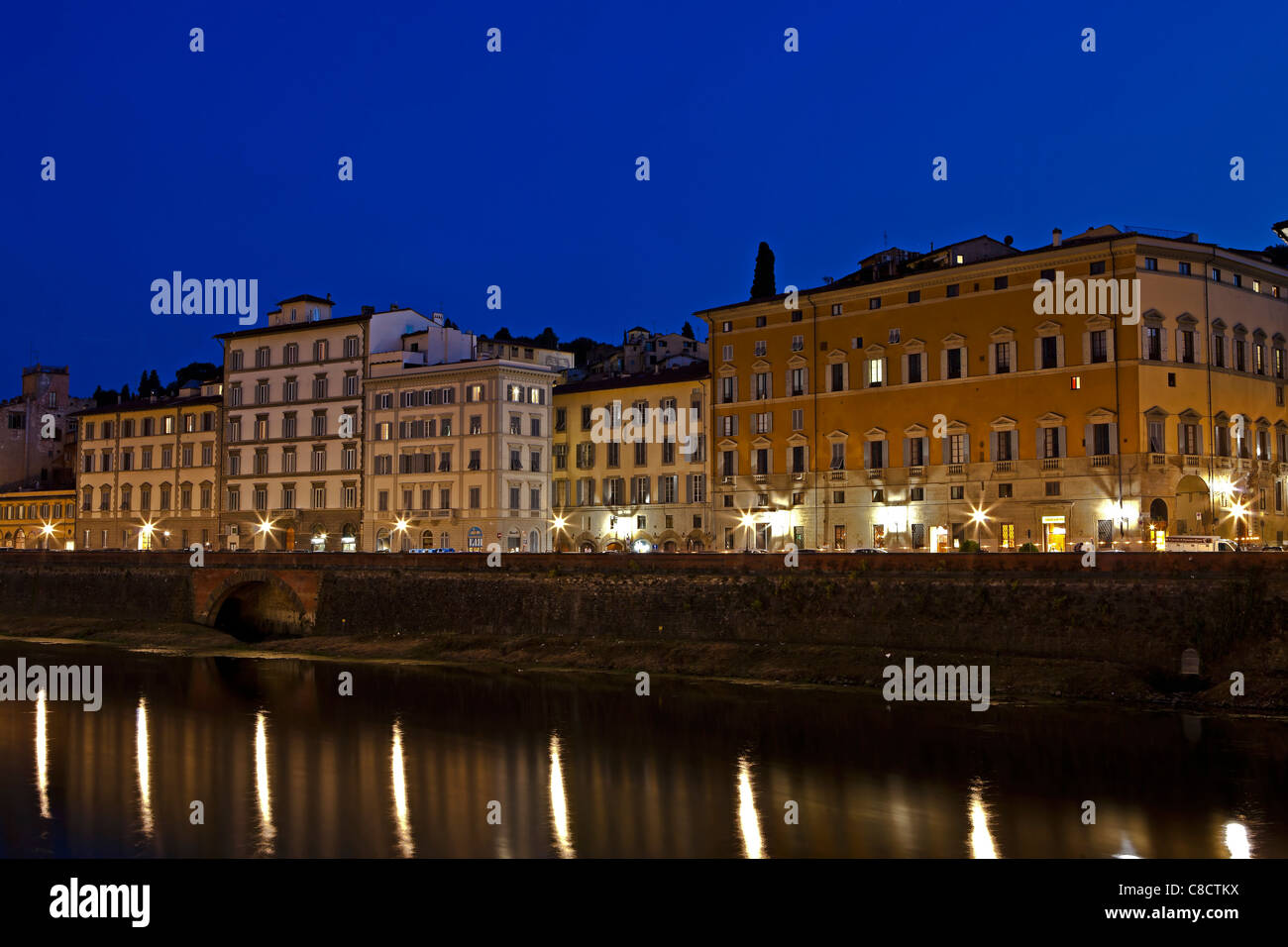 Aussichten für die Nacht am Ufer des Arno in Florenz Stockfoto