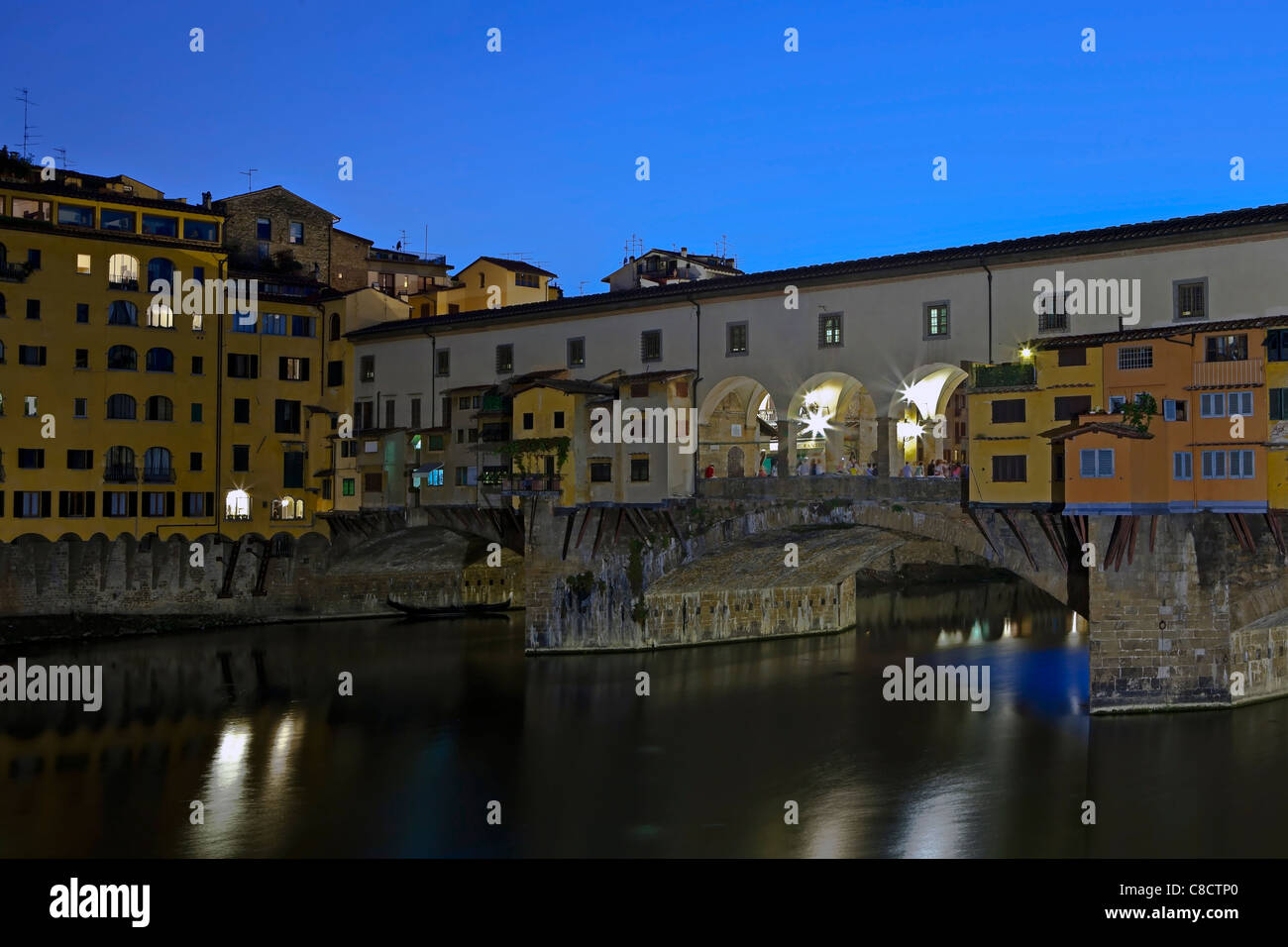die weltberühmte Ponte Vecchio in der Nacht Stockfoto