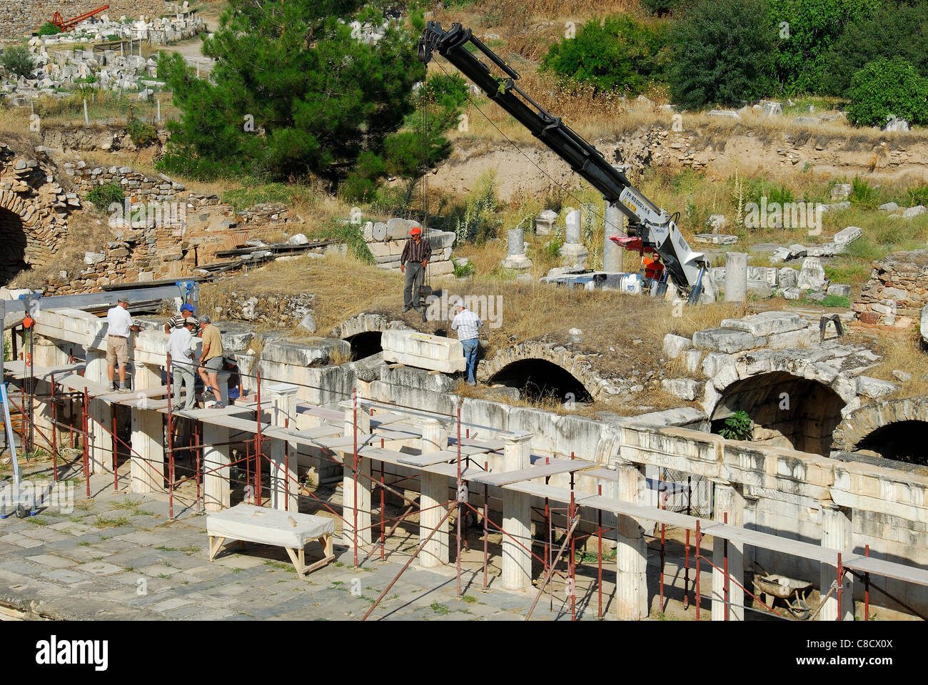 AFRODISIAS, TÜRKEI. Restaurierung und Umbau Arbeit, durchgeführt auf der Bühne des antiken Theaters. 2011. Stockfoto