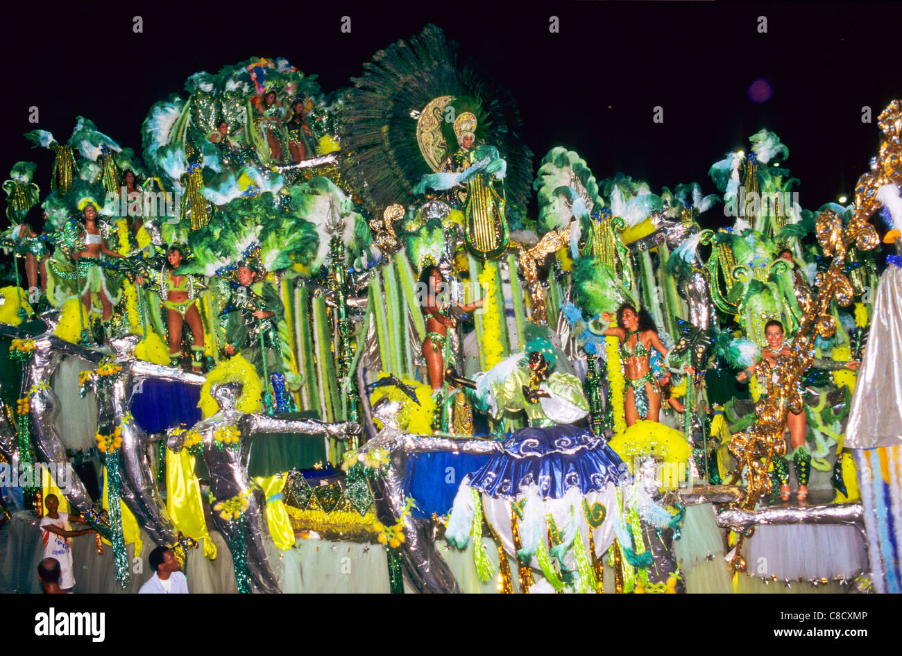 Rio De Janeiro, Brasilien. Samba-Schule-Schwimmer in grün und gelb mit vielen Menschen; Karneval. Stockfoto