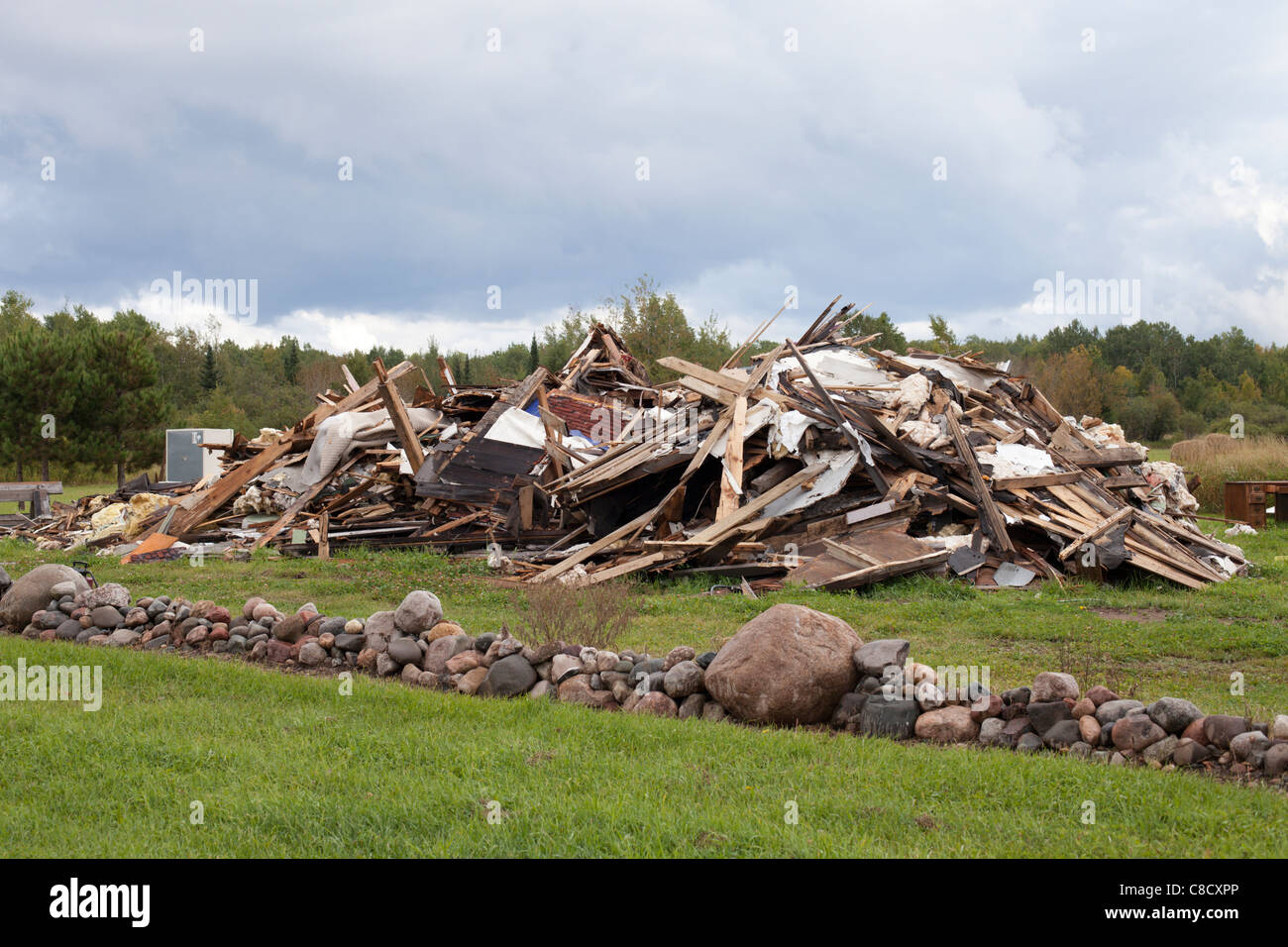 Ein Haufen von Schutt aus einem zerstörten Haus. Stockfoto