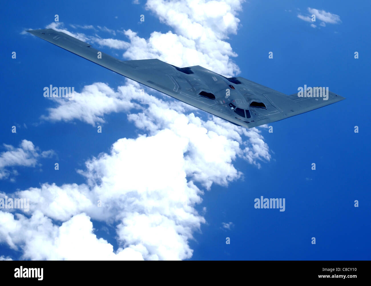 Der B-2 Spirit Stealth Bomber fliegt nach dem Betanken über den Pazifik und demonstriert Langstreckenpräzisionsangriffe, Tarntechnik und Luftoperationen für USAF-Missionen. Stockfoto