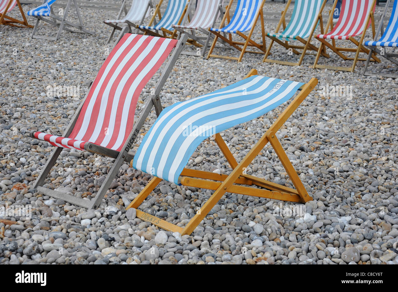 Leere Liegestühle am Strand von Bier Devon UK Stockfoto