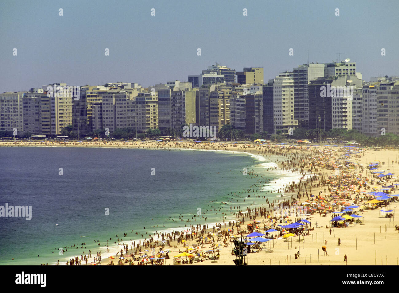 Rio De Janeiro, Brasilien.  Copacabana-Strand mit vielen Menschen Baden. Stockfoto