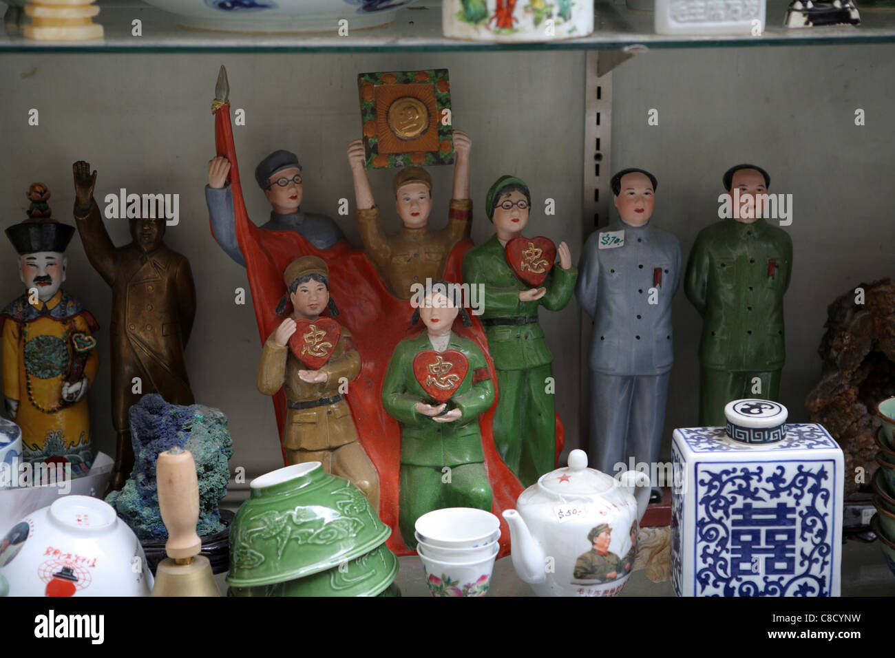 Traditionelle chinesische Keramik und revolutionäre Statuetten für Verkauf - Temple Street, Kowloon, China - Hong Kong Stockfoto