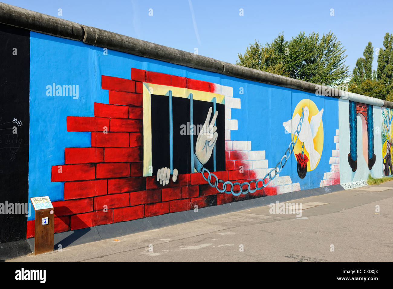 Graffiti auf der Berliner Mauer an der East Side Gallery in Berlin, Deutschland, Europa Stockfoto