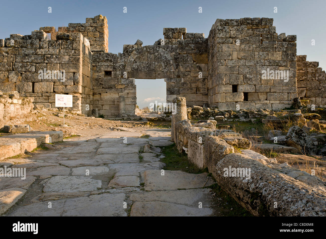 Der Norden Stadt Tor von Hierapolis, in der Nähe von Pamukkale, Denizli, Türkei. Stockfoto