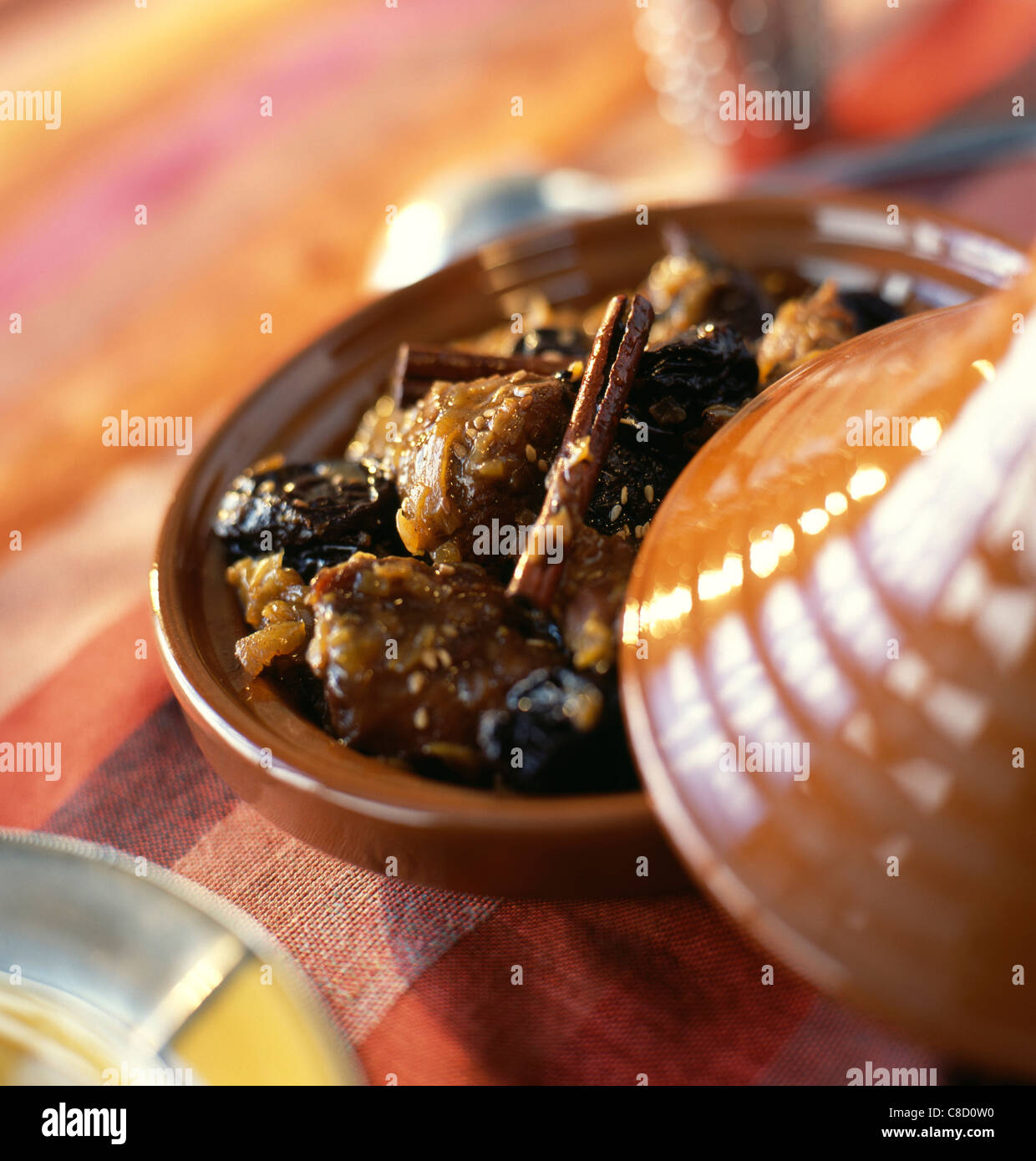 Schweinefleisch, Pflaumen und Zimt tajine Stockfoto