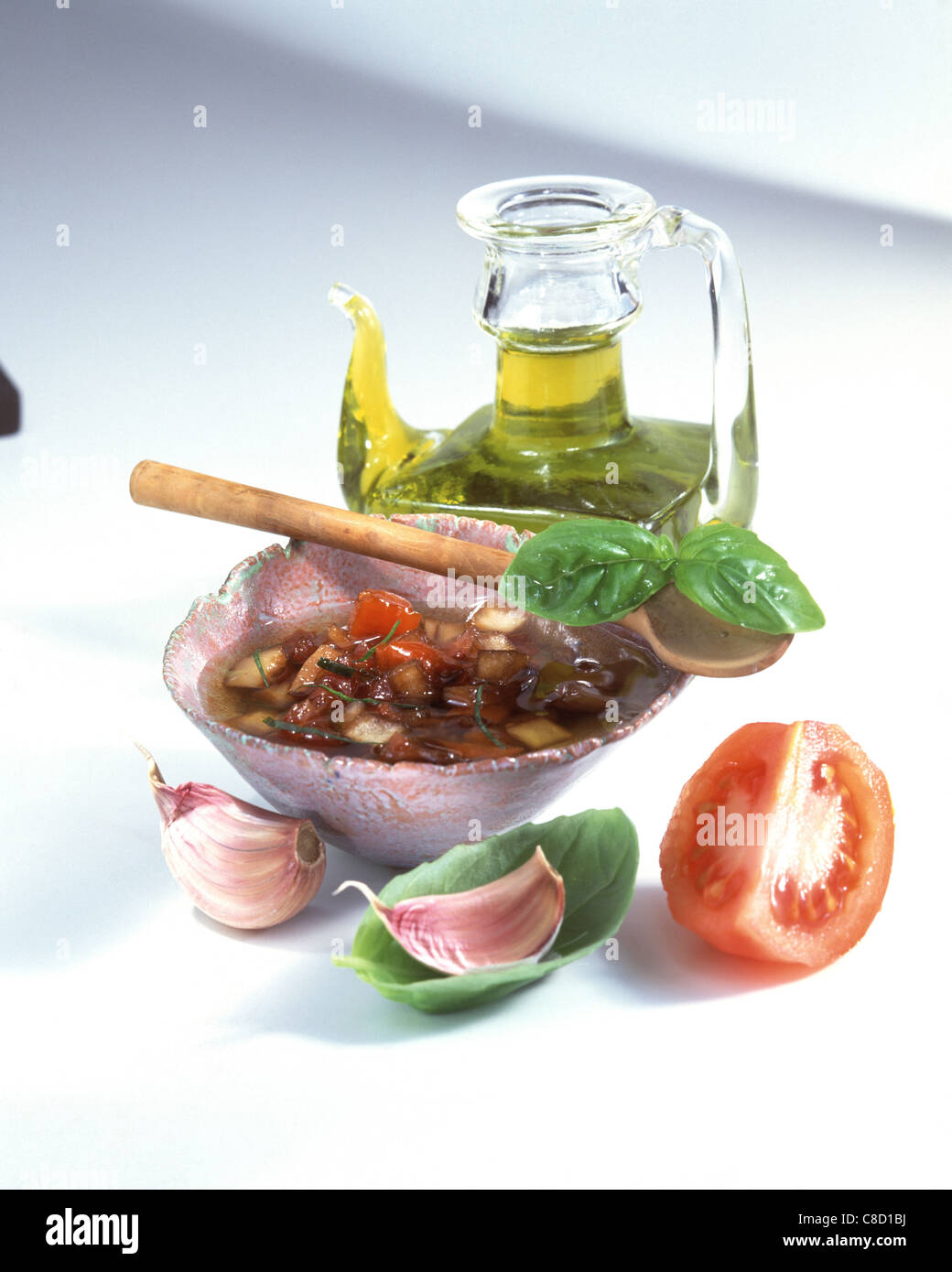 Tomatensauce, Olivenöl, Knoblauch und Basilikum Stockfoto