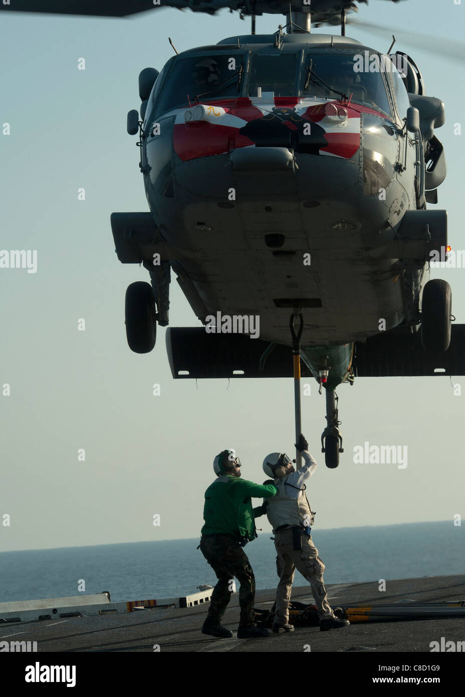Anfügen eines Hakens an einen MH-60 s Sea Hawk Hubschrauber zugewiesen, die Eightballers der Hubschrauber Meer bekämpfen Squadron (HSC) 8 Stockfoto