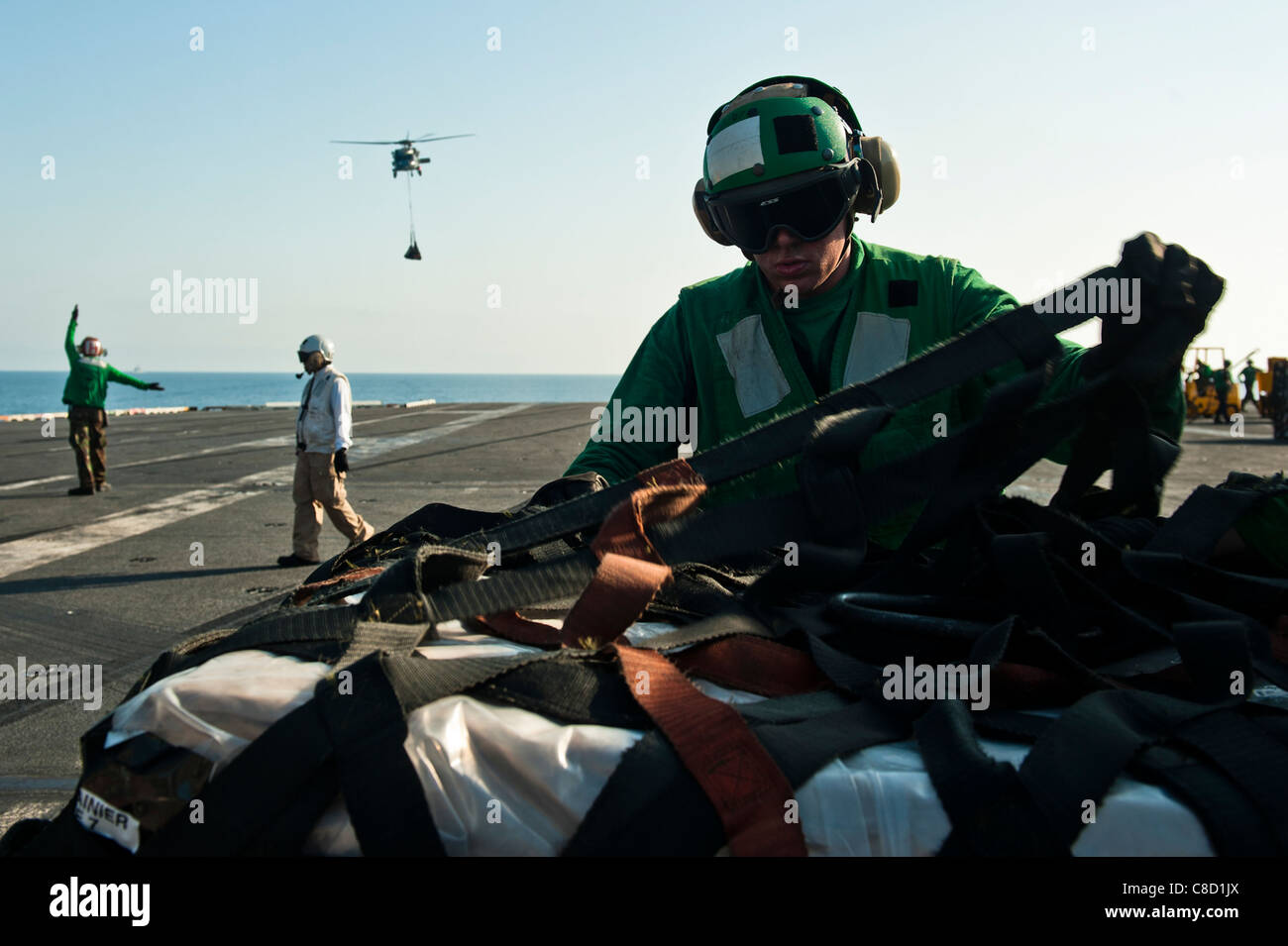 vertikale Nachschub an Bord der Flugzeugträger der Nimitz-Klasse USS John C. Stennis (CVN-74) Stockfoto