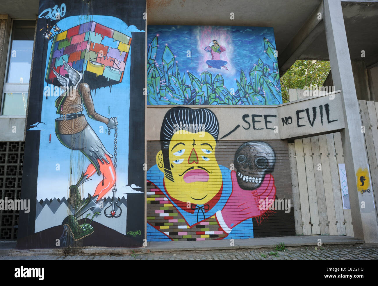 Bunte Graffiti-Kunst an der Wand eines heruntergekommenen Apartment-Blocks. Eine Erklärung zur Jugendkultur. Querformat. Stockfoto