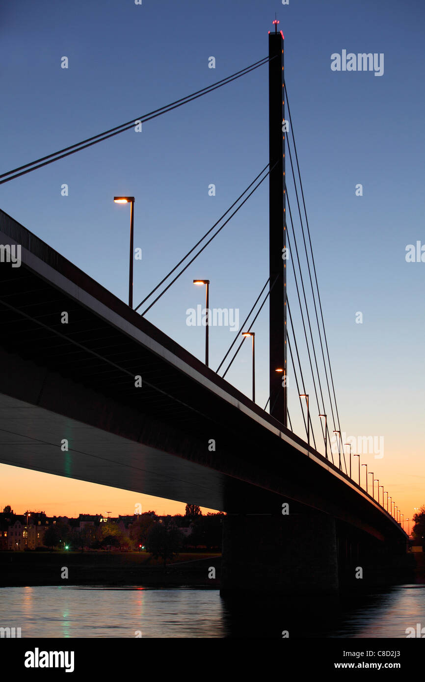 Rheinkniebrücke, eine lange Brücke über den Rhein, Düsseldorf