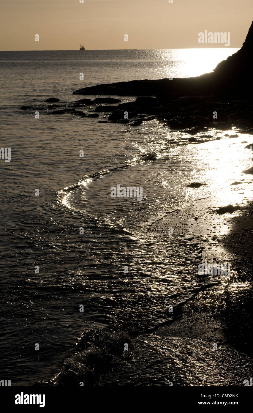 Boot am Horizont von Torbay, Bucht, Strand, schöne, blaue, Britisch, ruhig, klar, Felsen, Küste, Tag, einsamen Strand, Ziel, Stockfoto