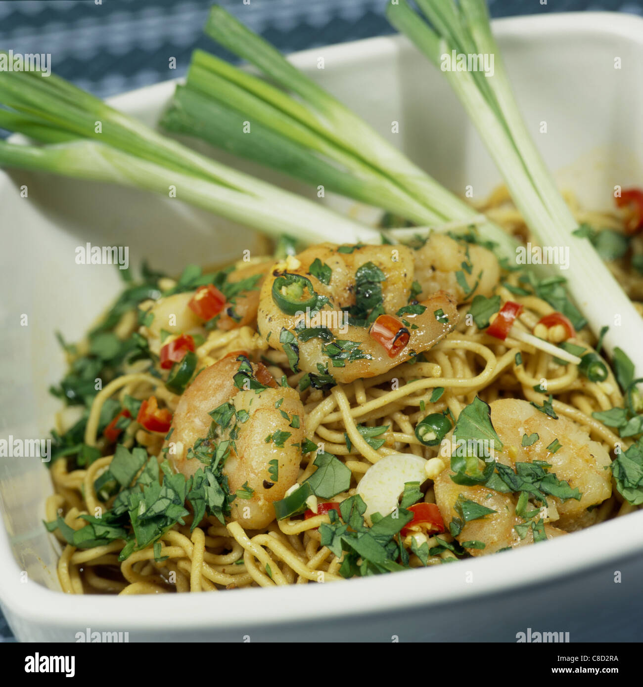 Chili-Knoblauch-Garnelen auf Nudeln in Schüssel Stockfoto