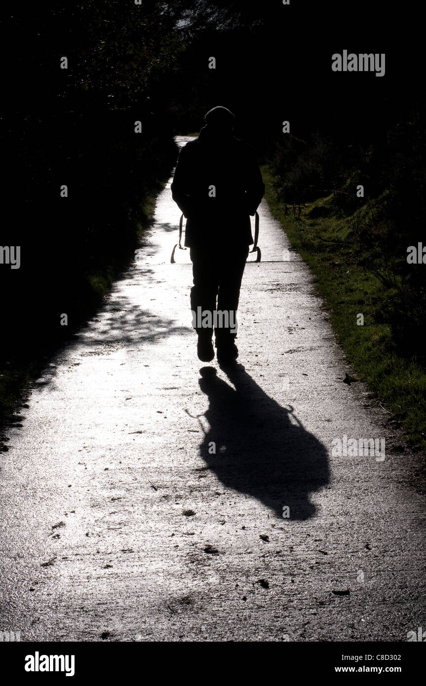 langer Schatten gebildet von Rambler auf Dartmoor, Aktivität, Luft, Rücken, Rucksack, Rucksack, Landschaft, trainieren, fit, Fitness, Fuß, f Stockfoto