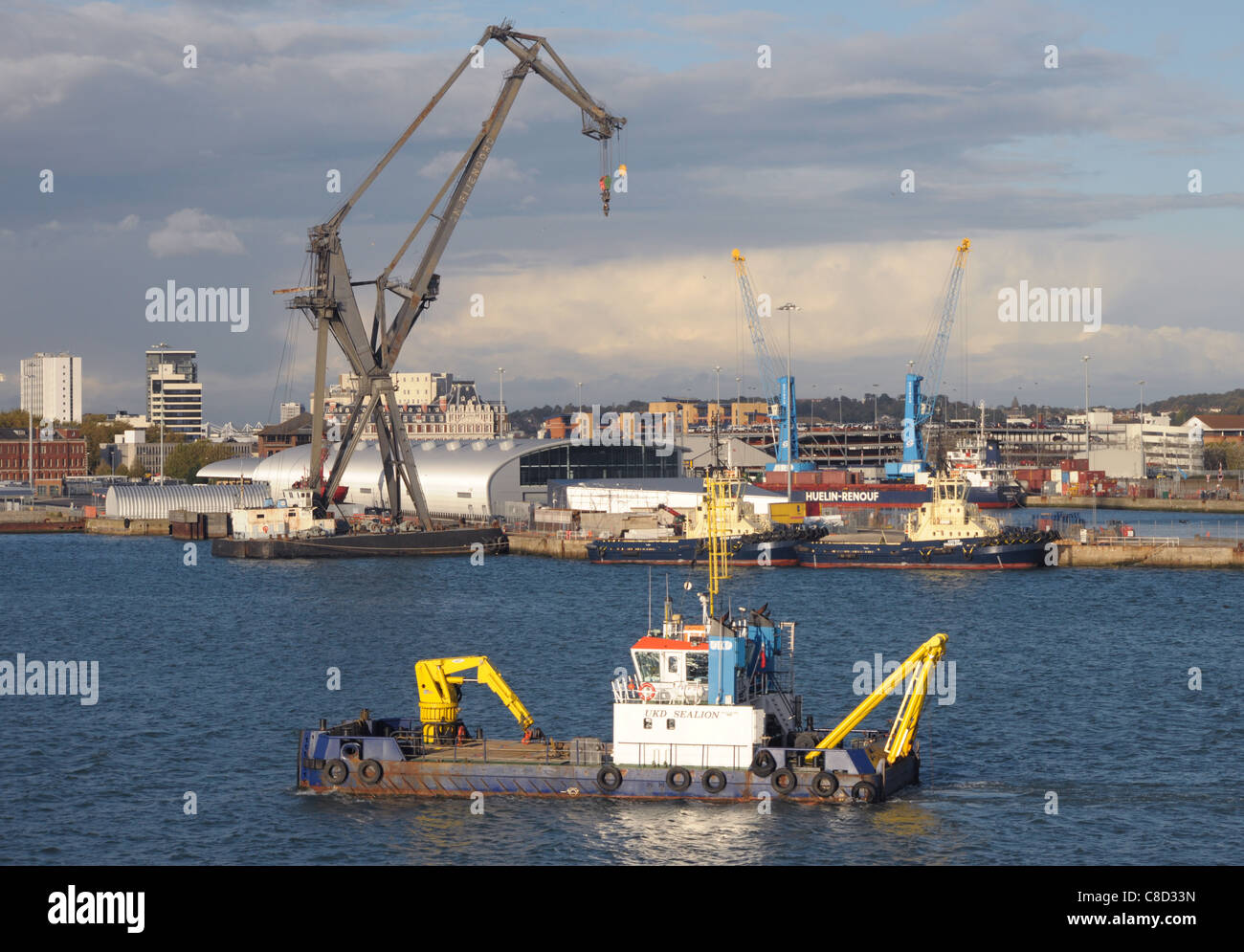 Eine große maritime Container-Hafen für den Import und Export von Handelsgütern für Einzelhandel, Verbraucher und Industrie. Stockfoto