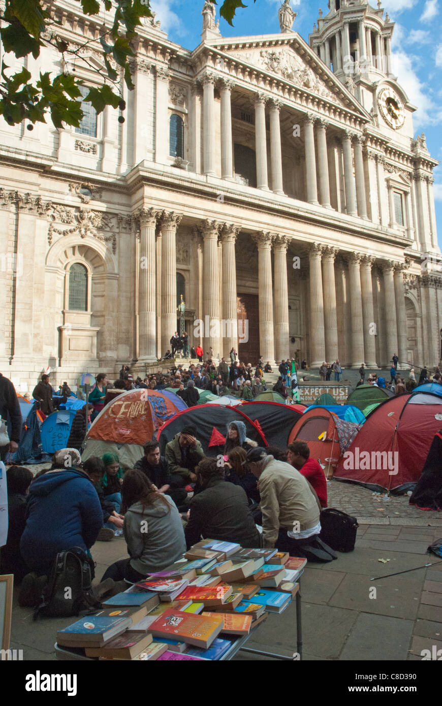St Pauls, besetzen London, anti kapitalistischen Lager. Zelte mit Demonstranten vor der St. Pauls. Stockfoto