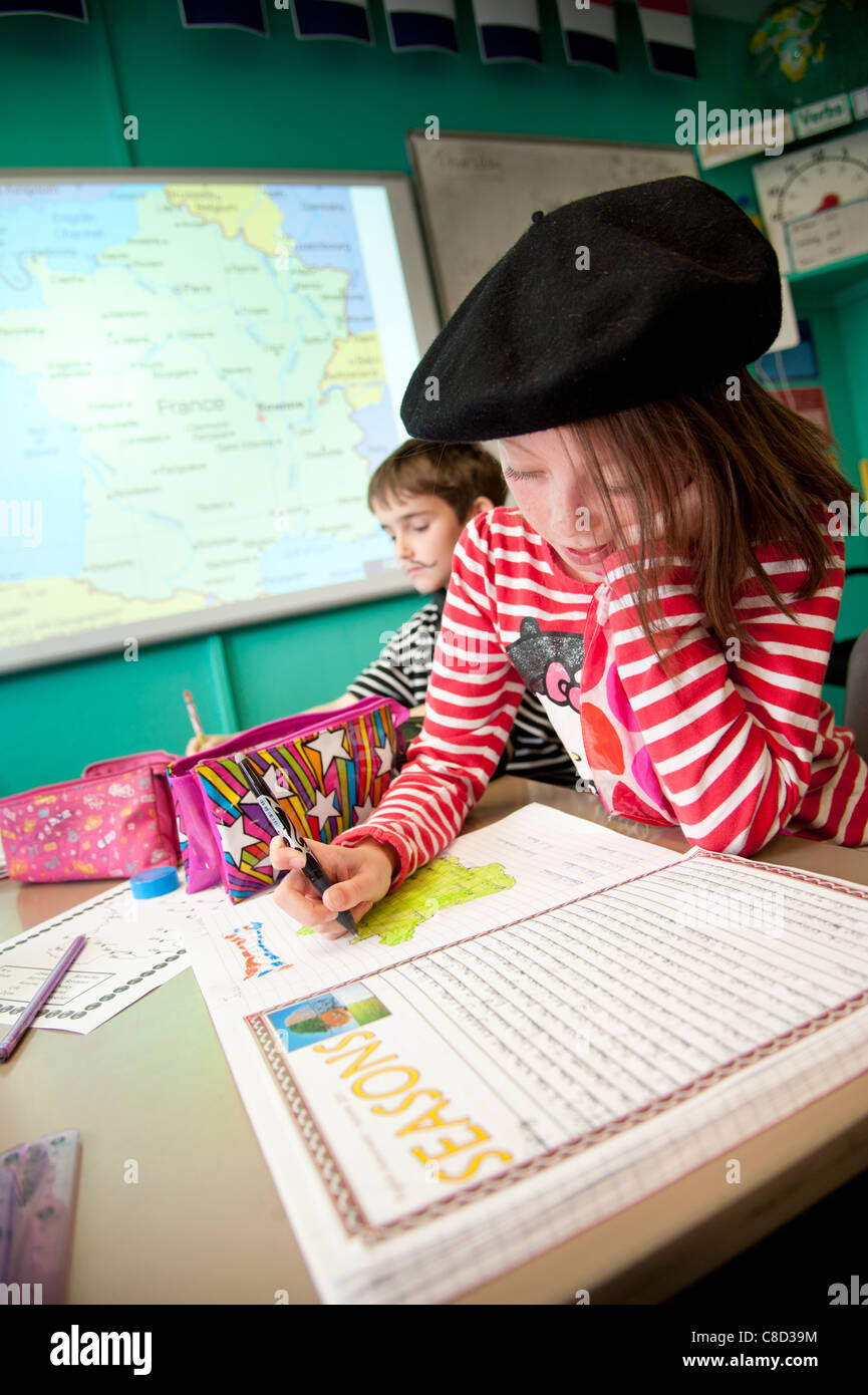 Internationaler Tag - Geographie Klasse an einer Grundschule Wales UK, Frankreich und die Franzosen kennenlernen Stockfoto
