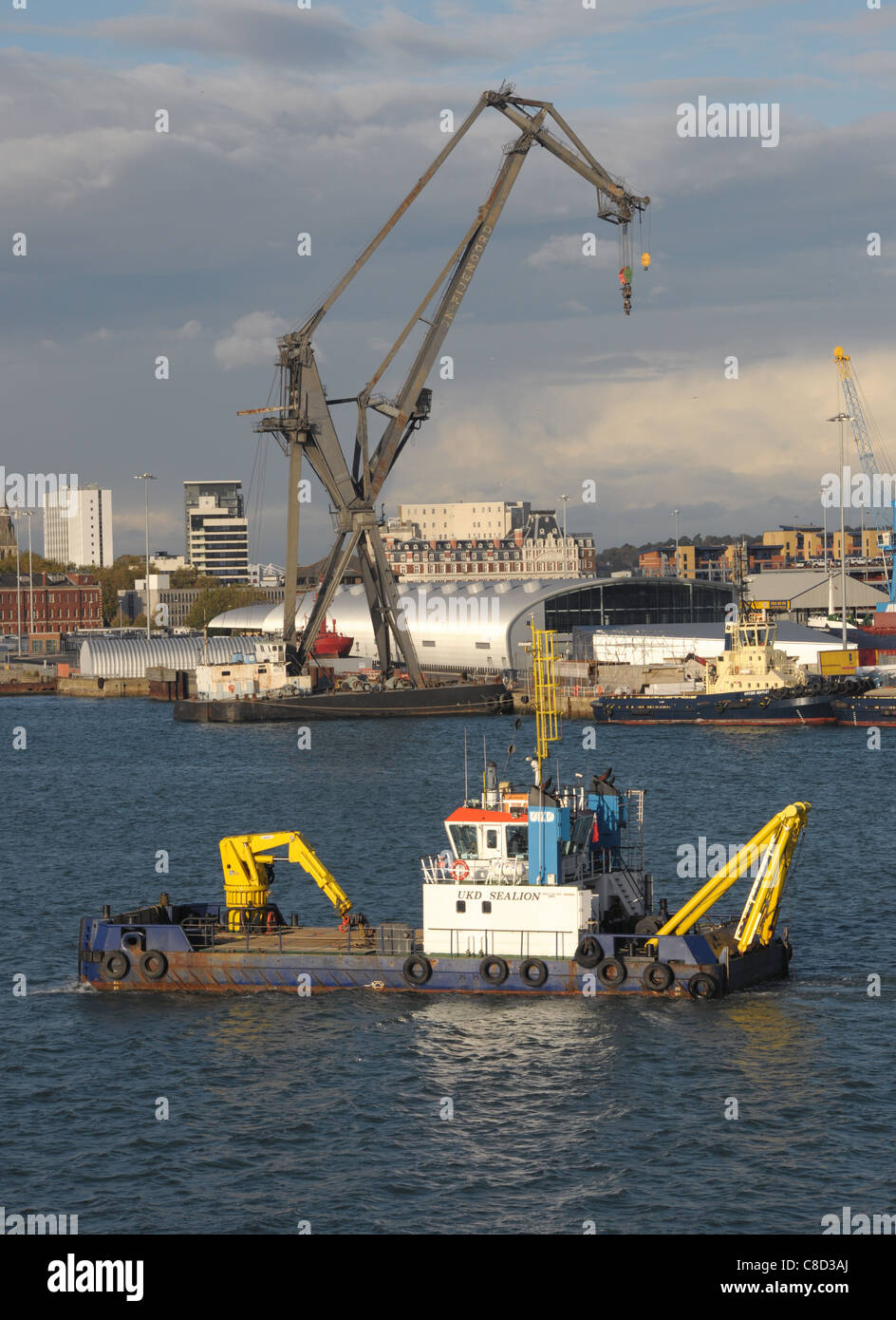 Eine große maritime Container-Hafen für den Import und Export von Handelsgütern für Einzelhandel, Verbraucher und Industrie. Stockfoto