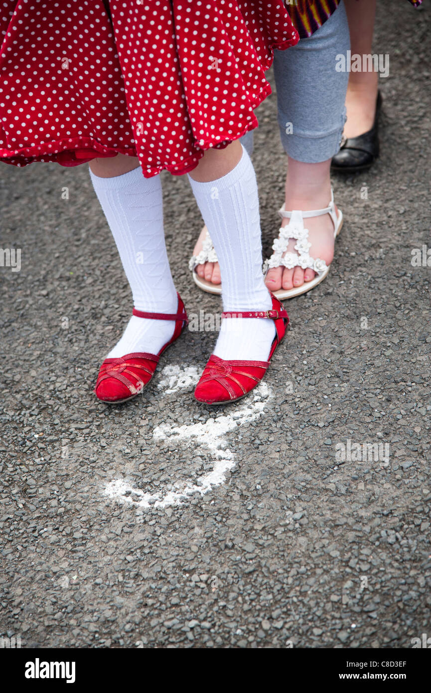 Kinder auf dem Spielplatz der Grundschule Wales UK Stockfoto